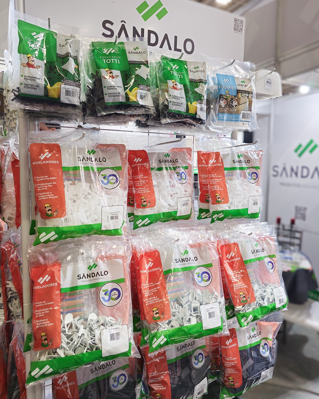Prateleira abastecida com produtos Sândalo